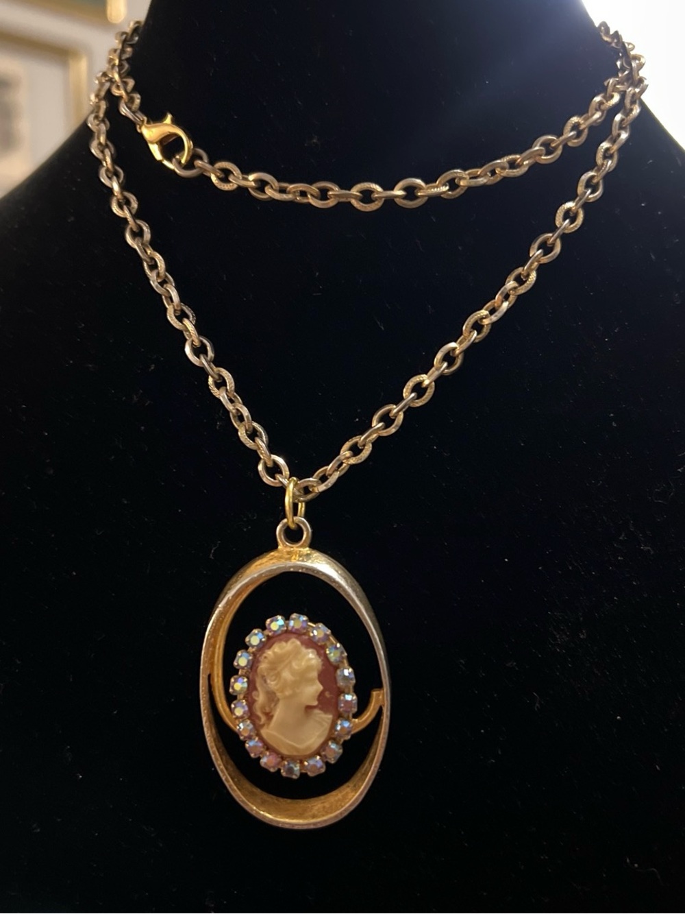 Gold-Tone Cameo Pendant Necklace - Classic Vintage Style